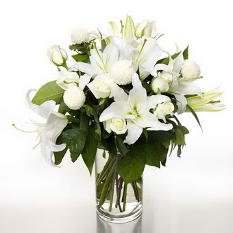  Afyon çiçek gönderme sitemiz güvenlidir  1 dal cazablanca 7 adet beyaz gül vazosu