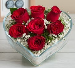 Kalp içerisinde 7 adet kırmızı gül  Afyon çiçek gönderme sitemiz güvenlidir 