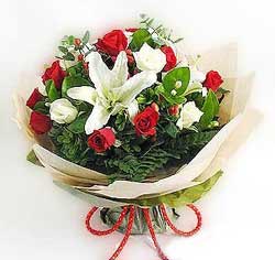 güller ve kazablanklardan görsel bir buket  Afyon internetten çiçek satışı 