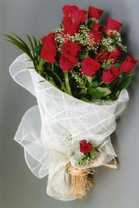 10 adet kirmizi güllerden buket çiçegi  Afyon yurtiçi ve yurtdışı çiçek siparişi 