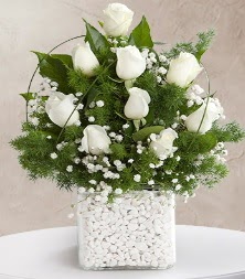9 beyaz gül vazosu  Afyon çiçek satışı 